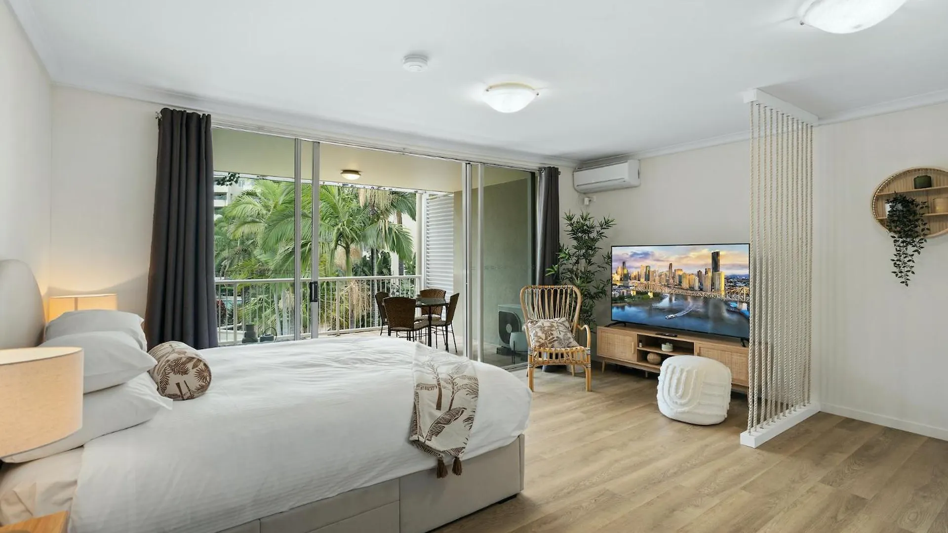 Central Coastal Studio Apartment With Pool View Brisbane