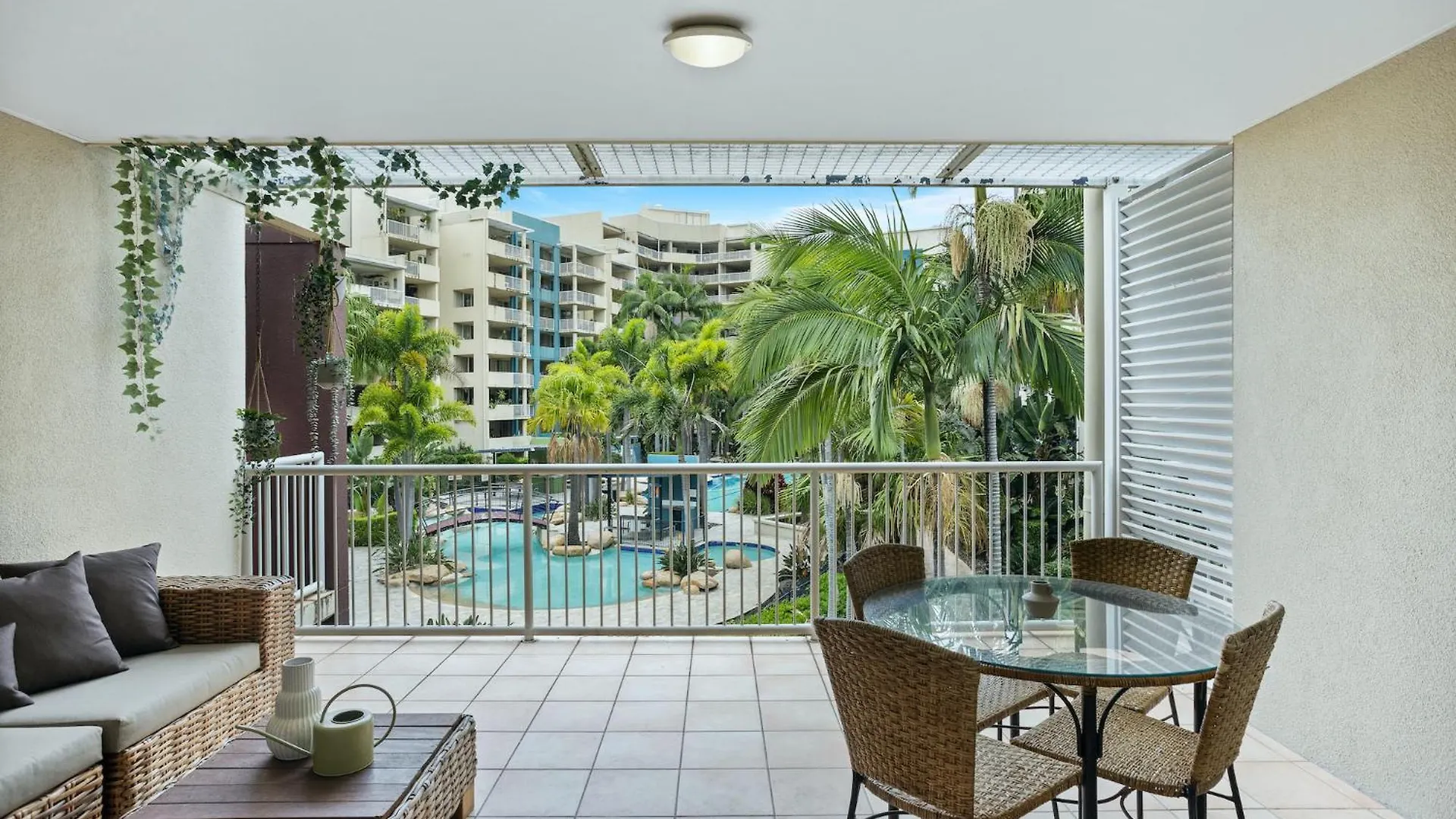 Central Coastal Studio Apartment With Pool View Brisbane