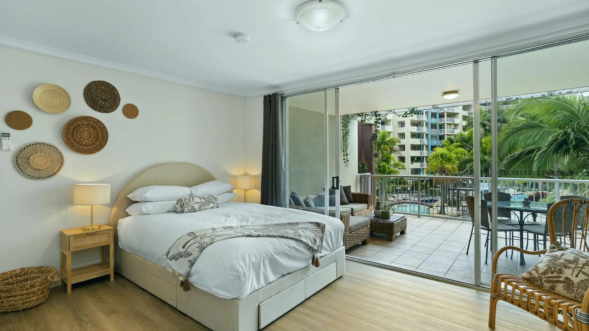 Central Coastal Studio Apartment With Pool View Brisbane